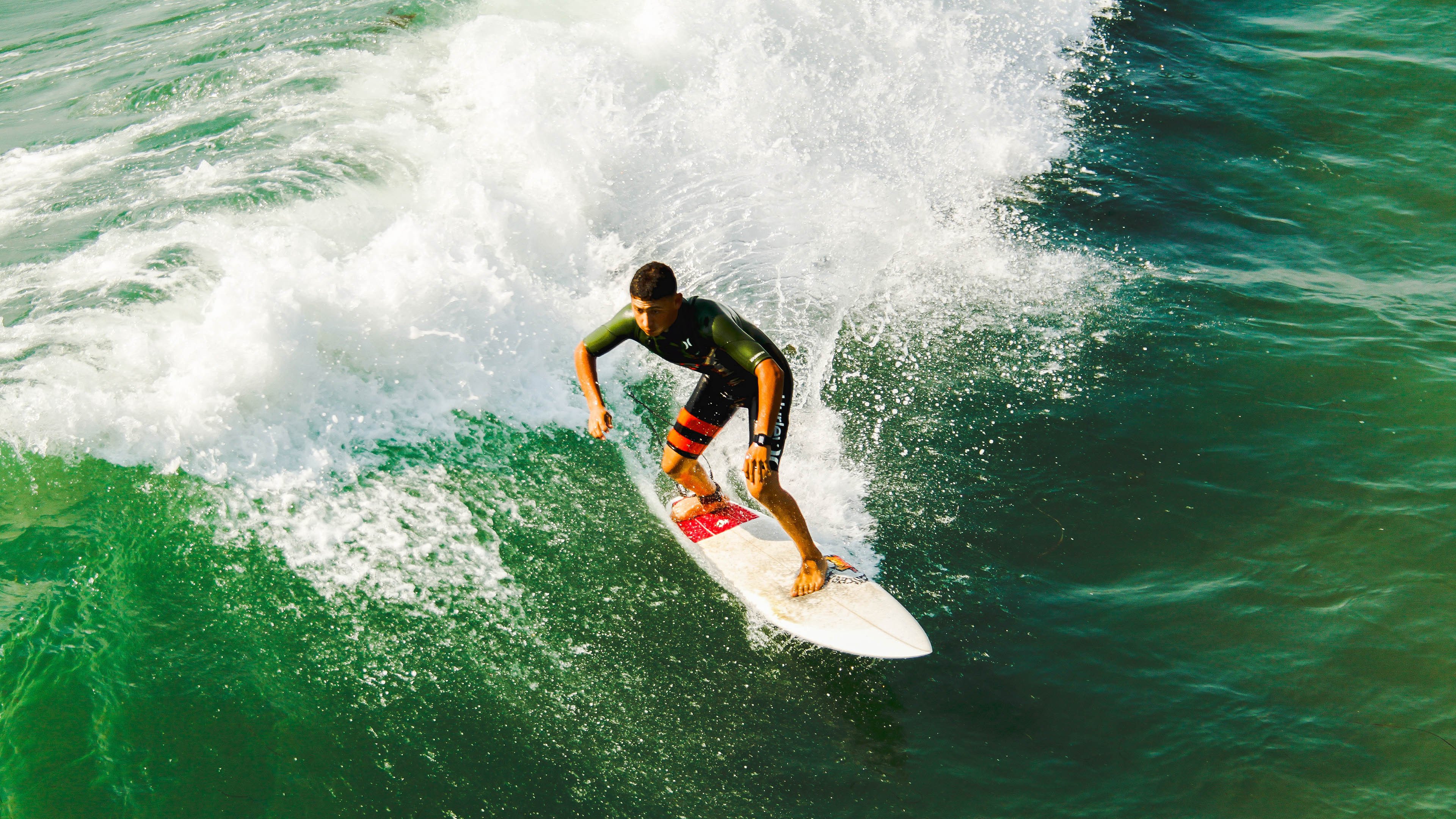 球员们赛后展现职业风范，握手致敬，双方球员握手