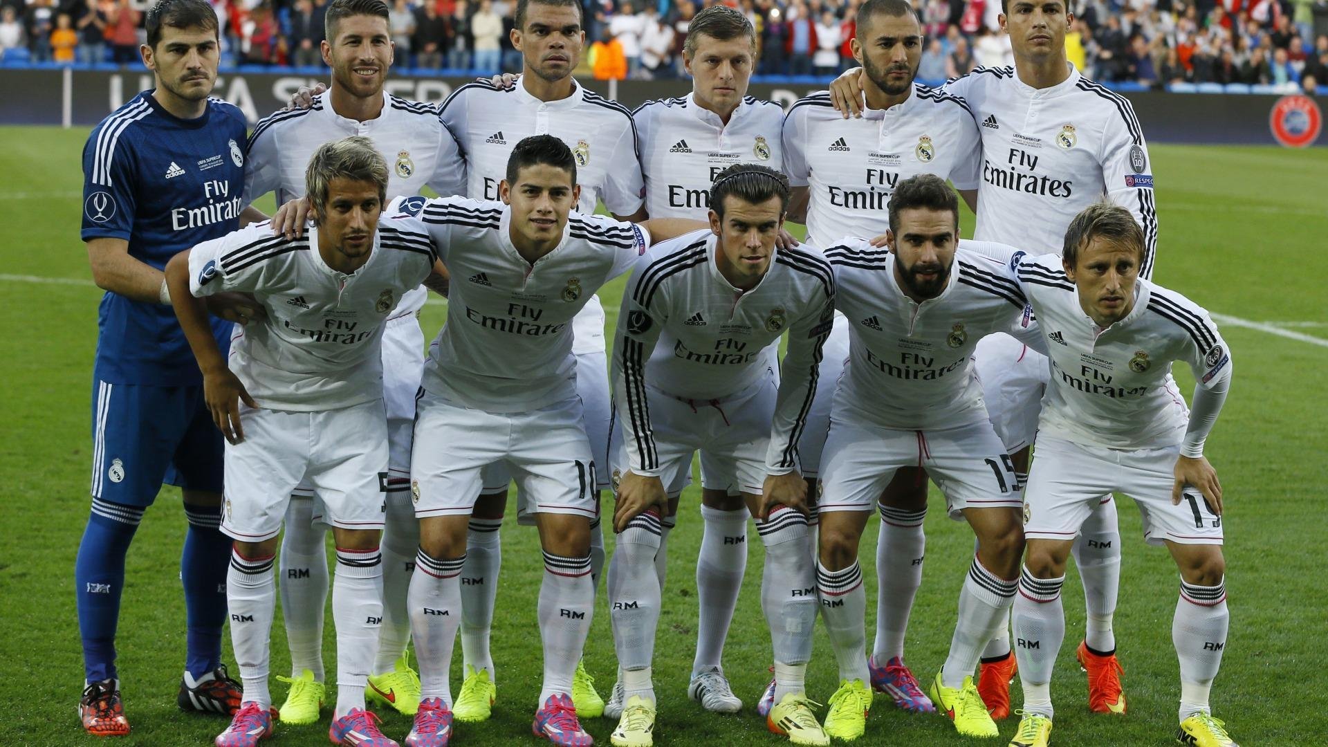 球员们赛后展现职业风范，握手致敬，双方球员握手